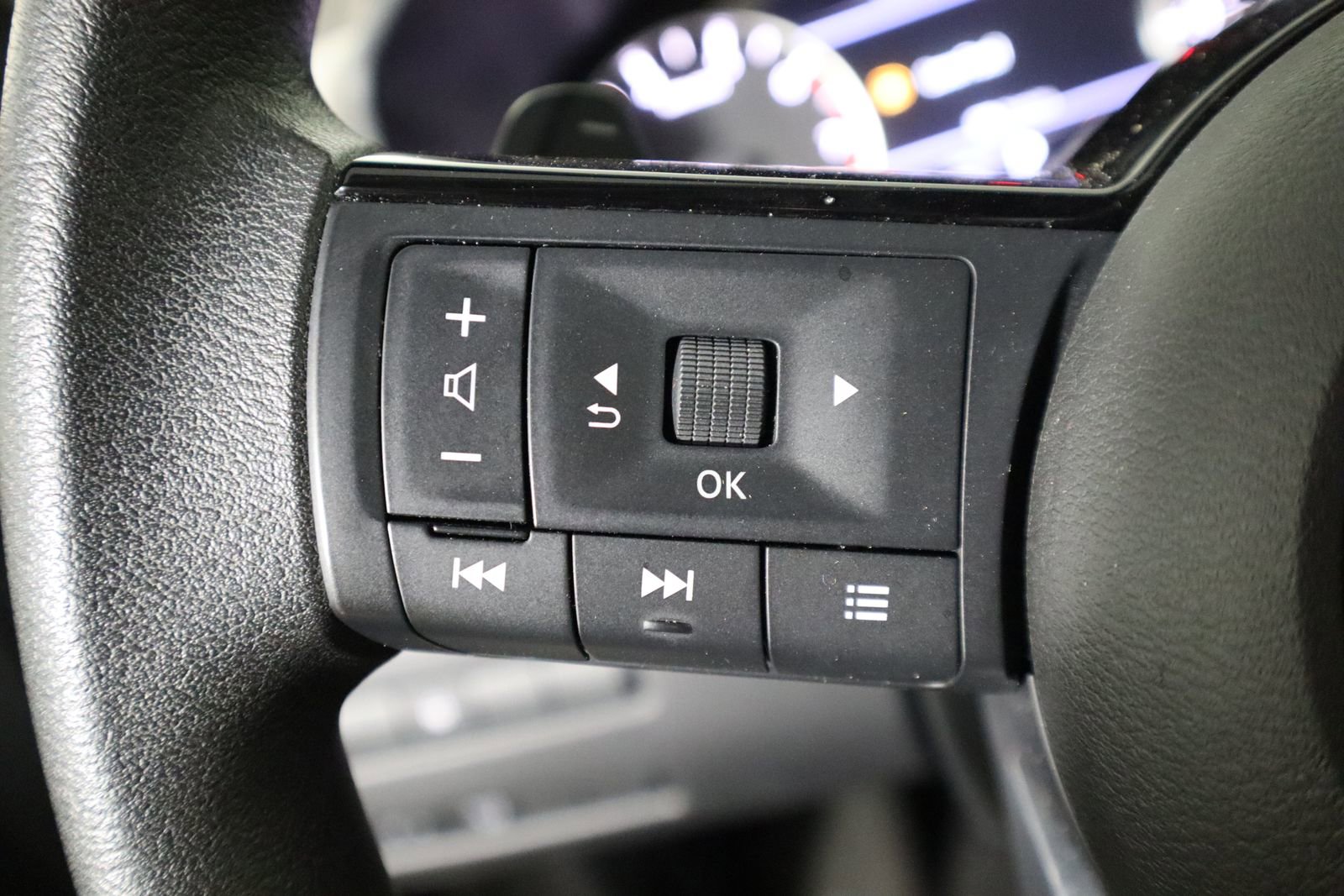 Used 2023 Nissan Rogue SV FWD image 31