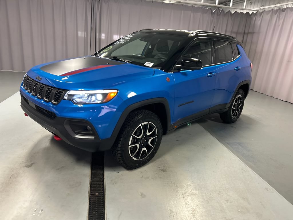 Used 2025 Jeep Compass Trailhawk w/ Trailhawk Elite Group AWD/4WD image 3