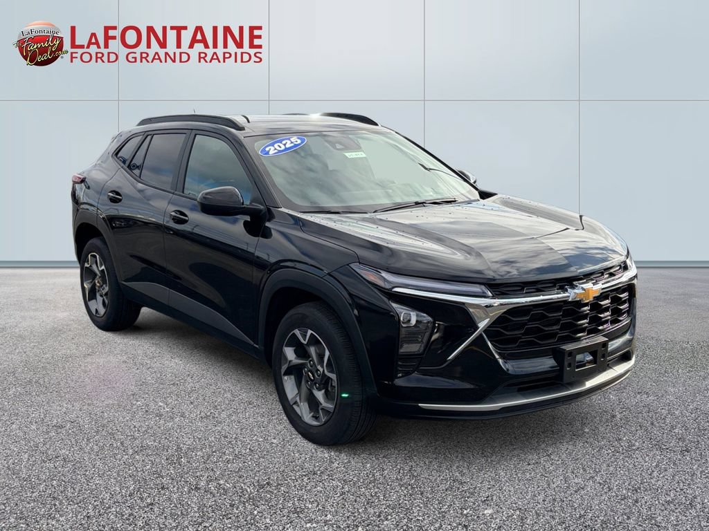 Used 2025 Chevrolet Trax LT FWD image 3