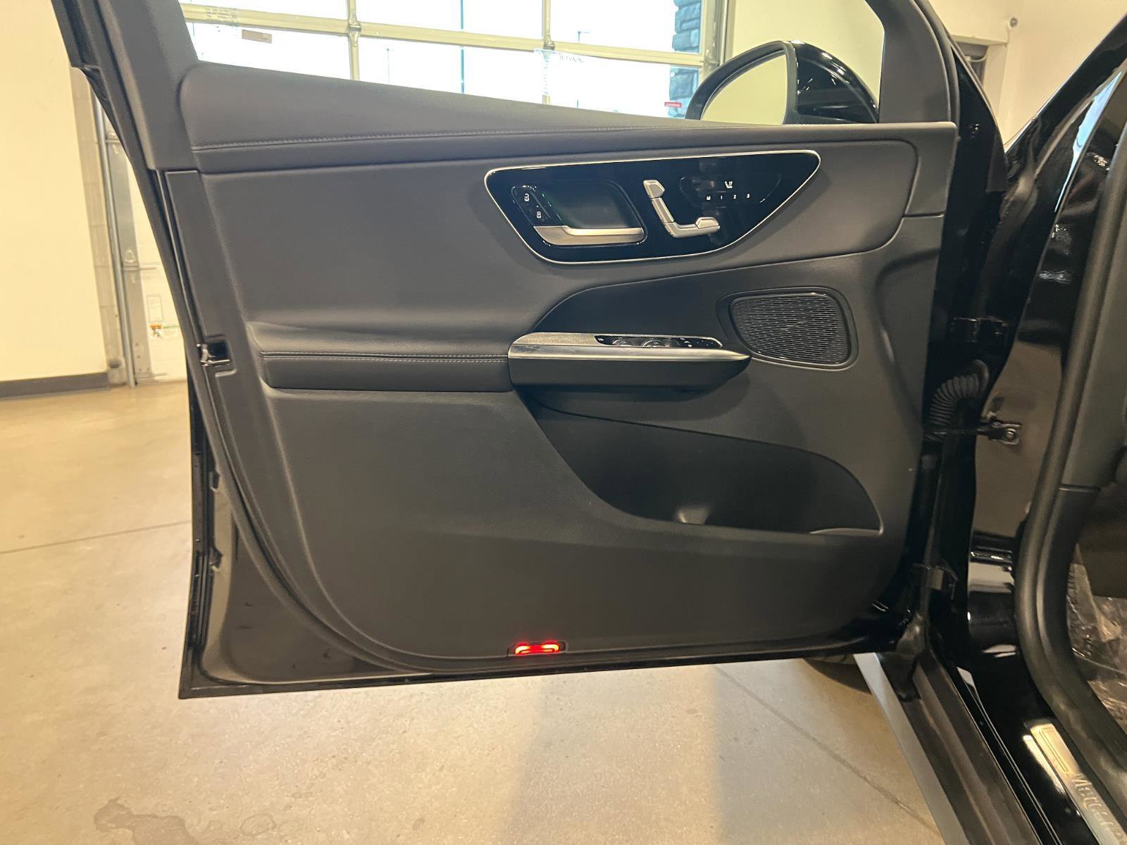 Used 2025 Mercedes-Benz GLC 350e 4MATIC image 28