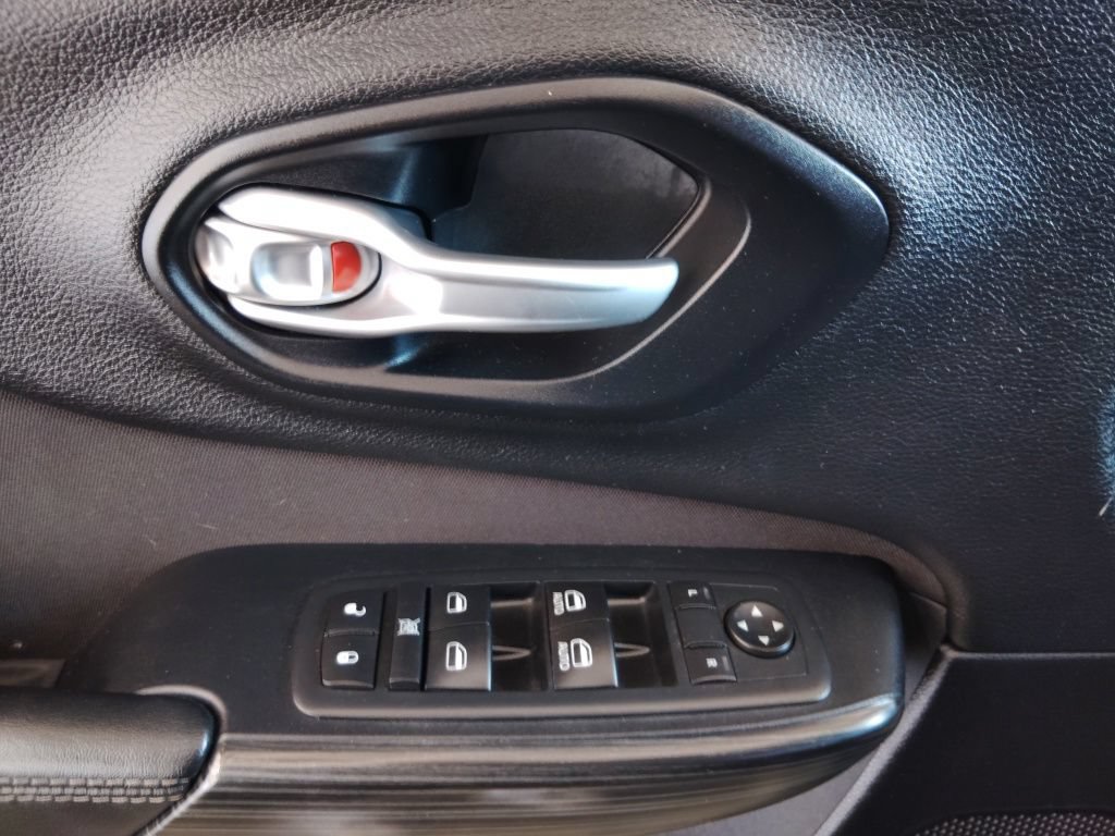 Used 2016 Jeep Cherokee Latitude w/ Comfort & Sound Group FWD image 21