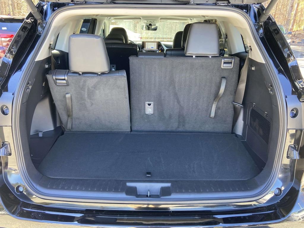 Used 2025 Toyota Highlander XLE image 10
