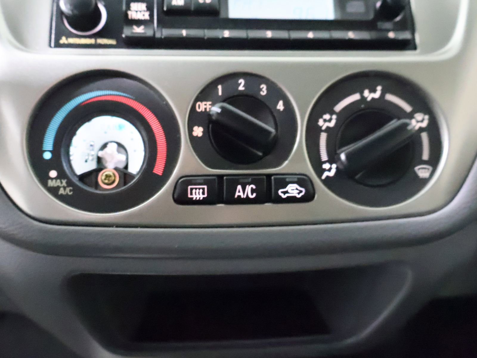 Used 2005 Mitsubishi Lancer ES image 12