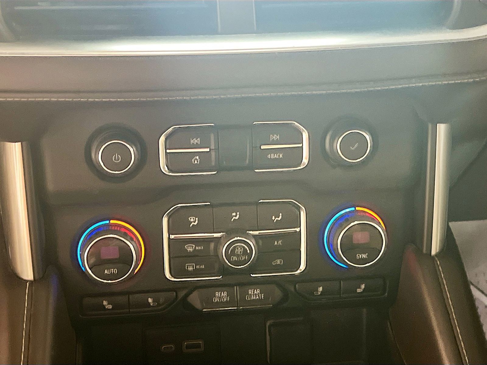 Used 2023 Chevrolet Suburban Z71 w/ Luxury Package image 16