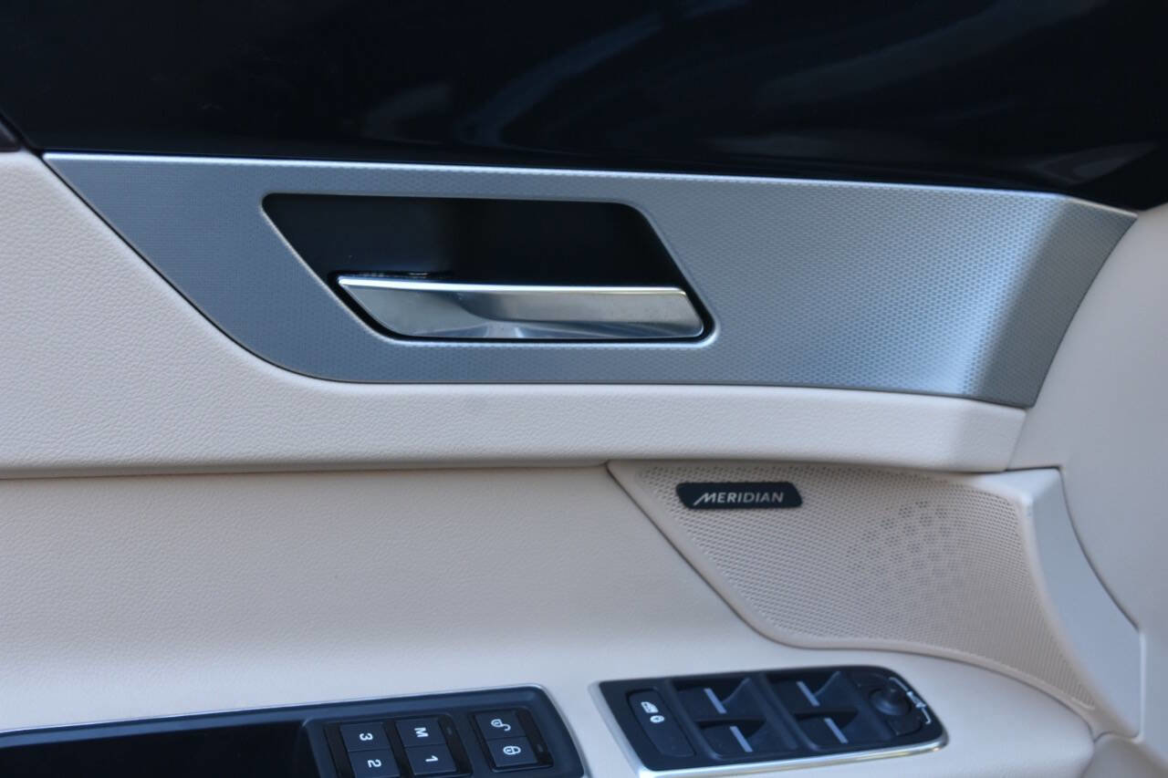 Used 2017 Jaguar XF Premium image 28