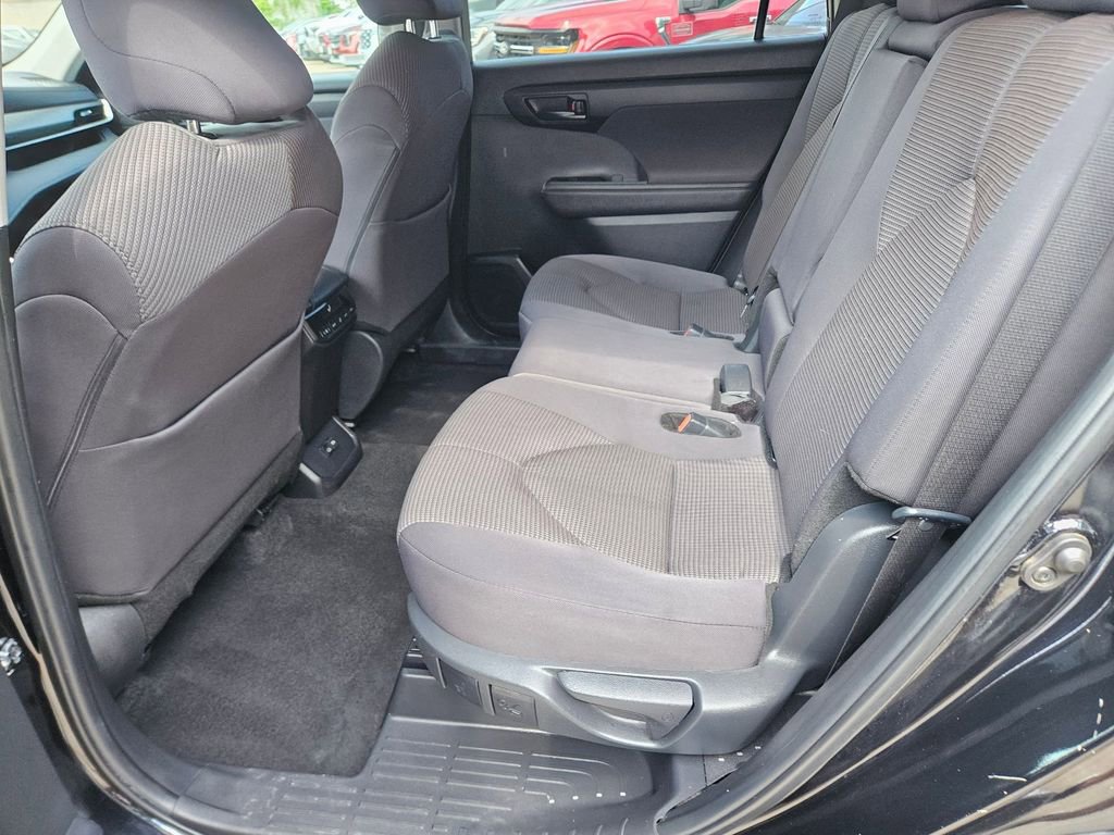 Used 2024 Toyota Highlander LE image 27