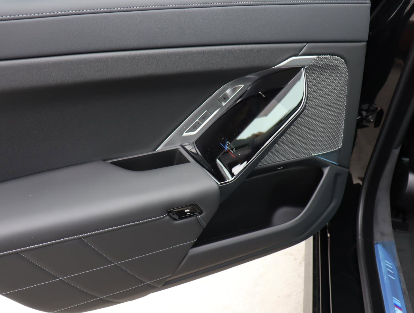 New 2026 BMW 750e xDrive w/ Premium Package image 12