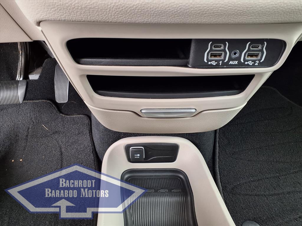 Used 2024 Chrysler Pacifica Select image 32