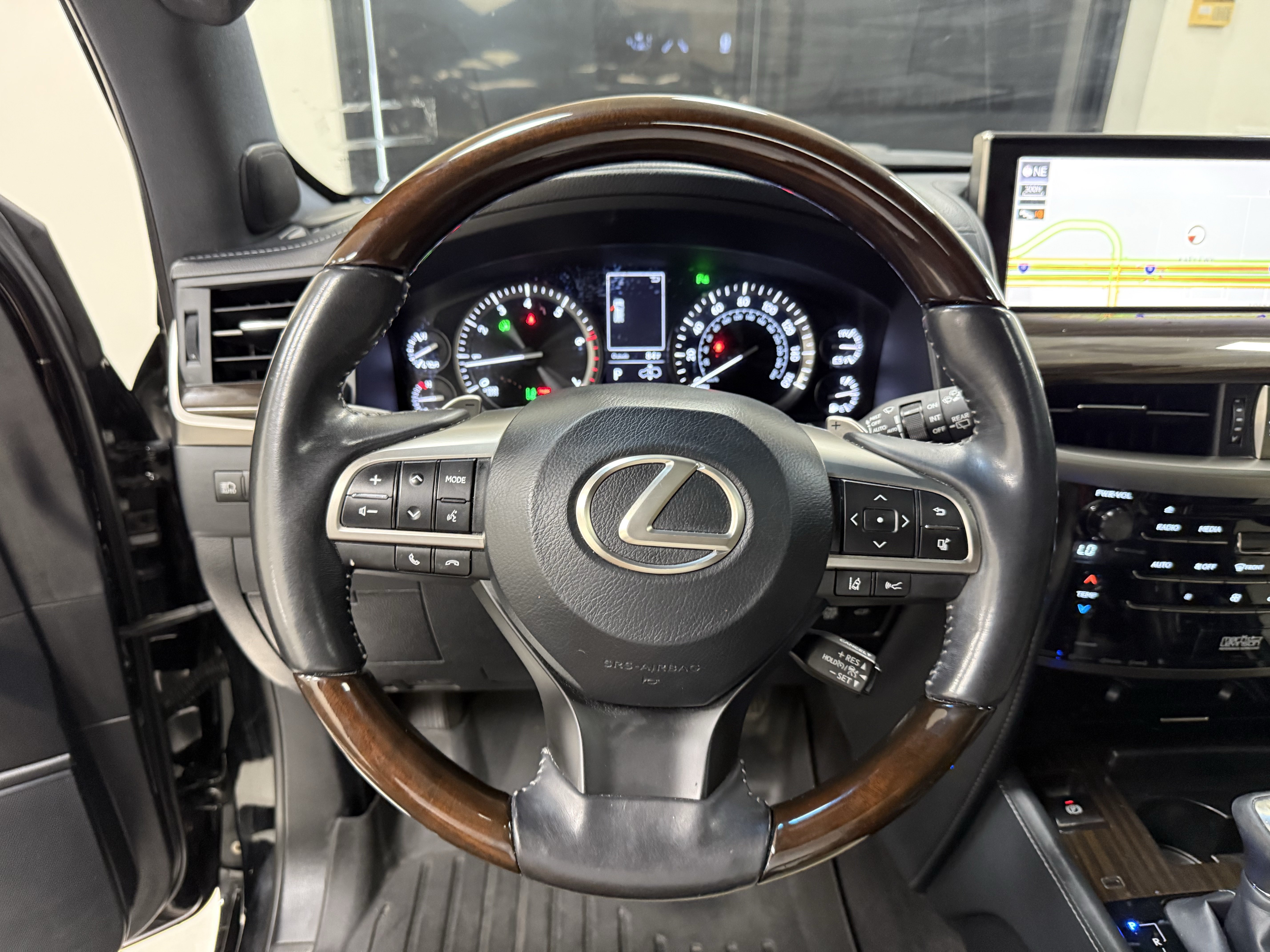Used 2019 Lexus LX 570 4WD w/ Inspiration Series image 19