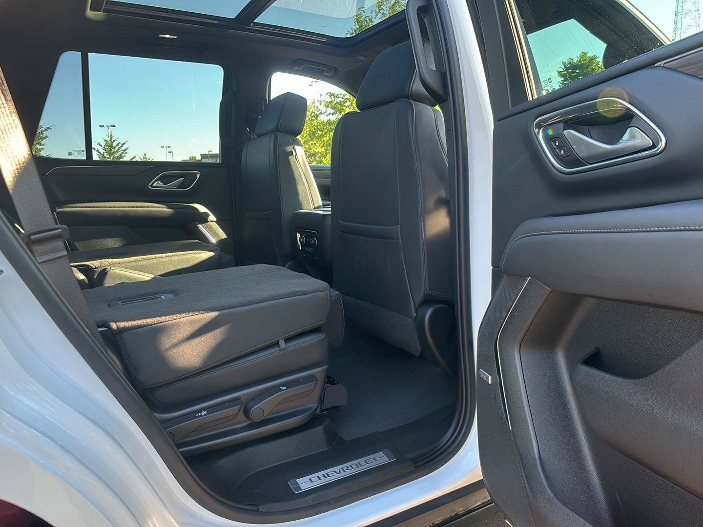 Used 2023 Chevrolet Tahoe Z71 w/ Luxury Package AWD/4WD image 21