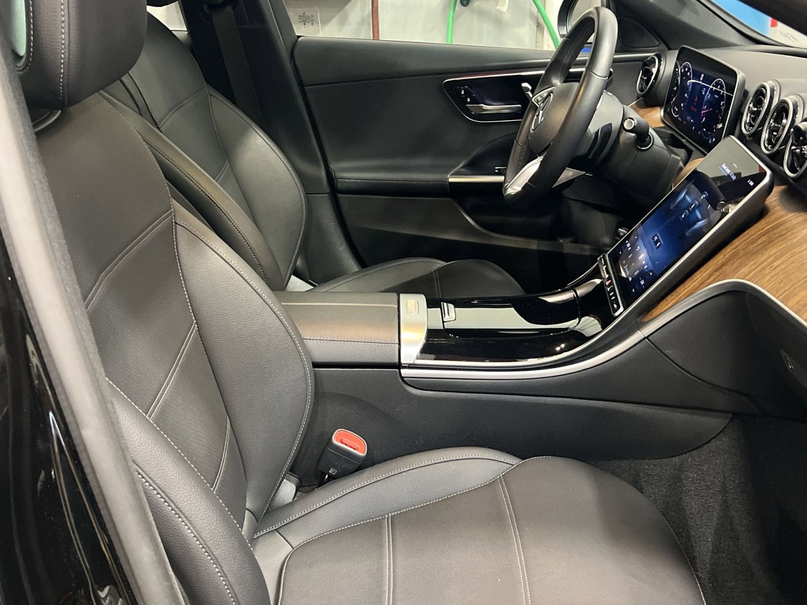 Used 2025 Mercedes-Benz C 300 Sedan image 25