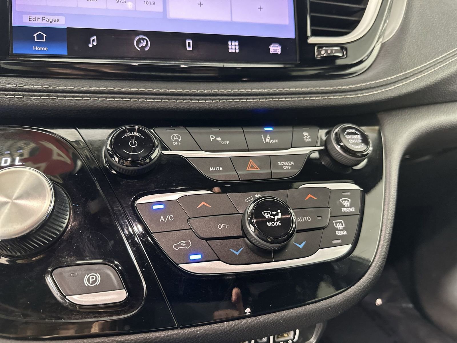 Used 2023 Chrysler Pacifica Touring image 19