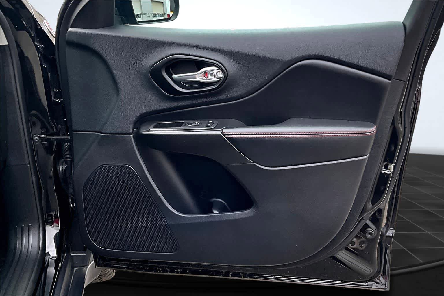 Used 2022 Jeep Cherokee Trailhawk image 29