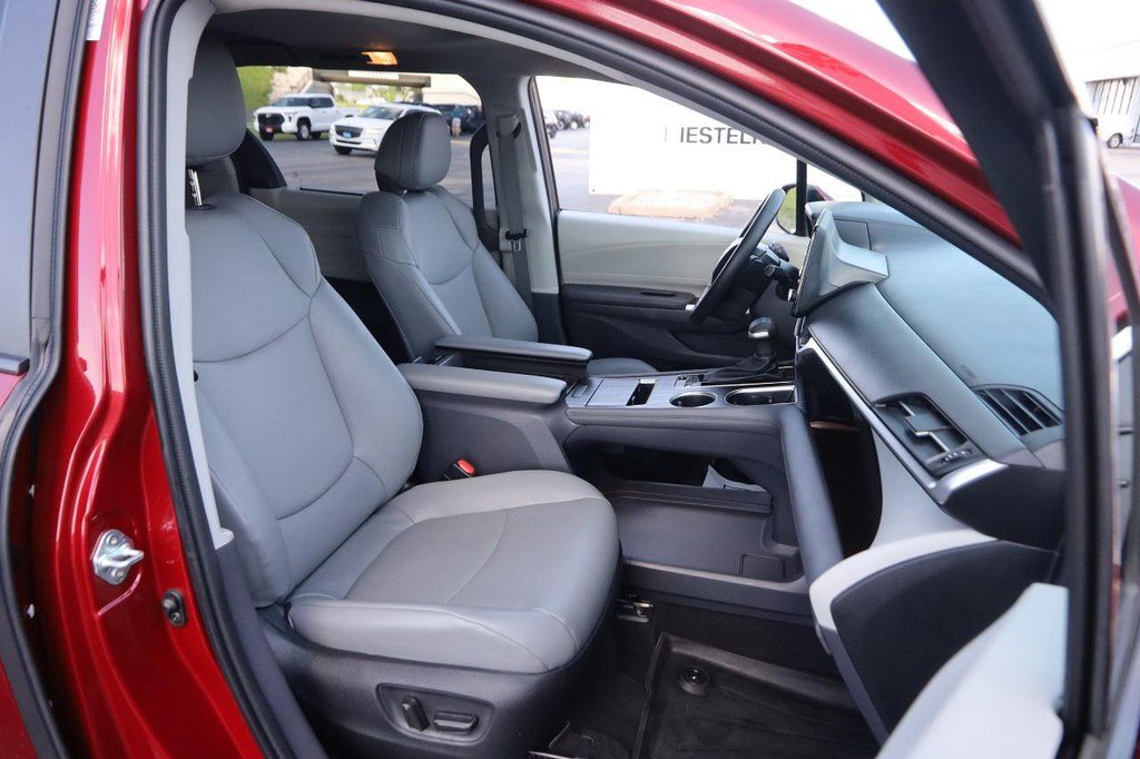 Used 2023 Toyota Sienna XLE w/ XLE Plus Package AWD/4WD image 28