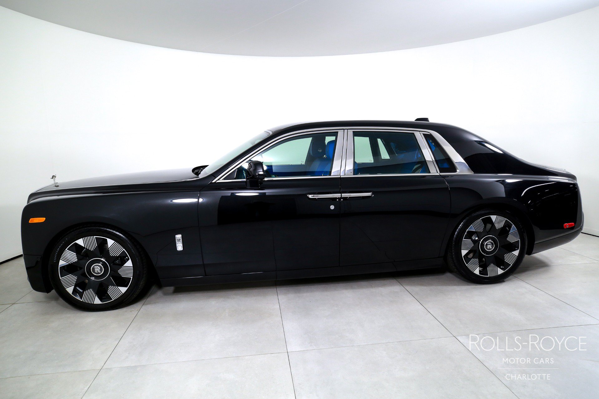 New 2027 Rolls-Royce Phantom Sedan RWD image 3
