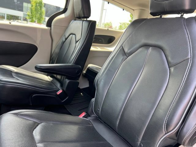 Used 2018 Chrysler Pacifica Limited FWD image 31
