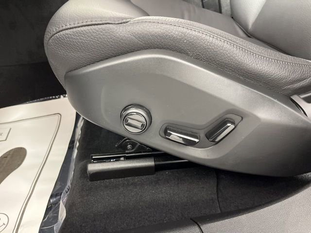 Used 2025 Volvo XC60 B5 Plus image 32