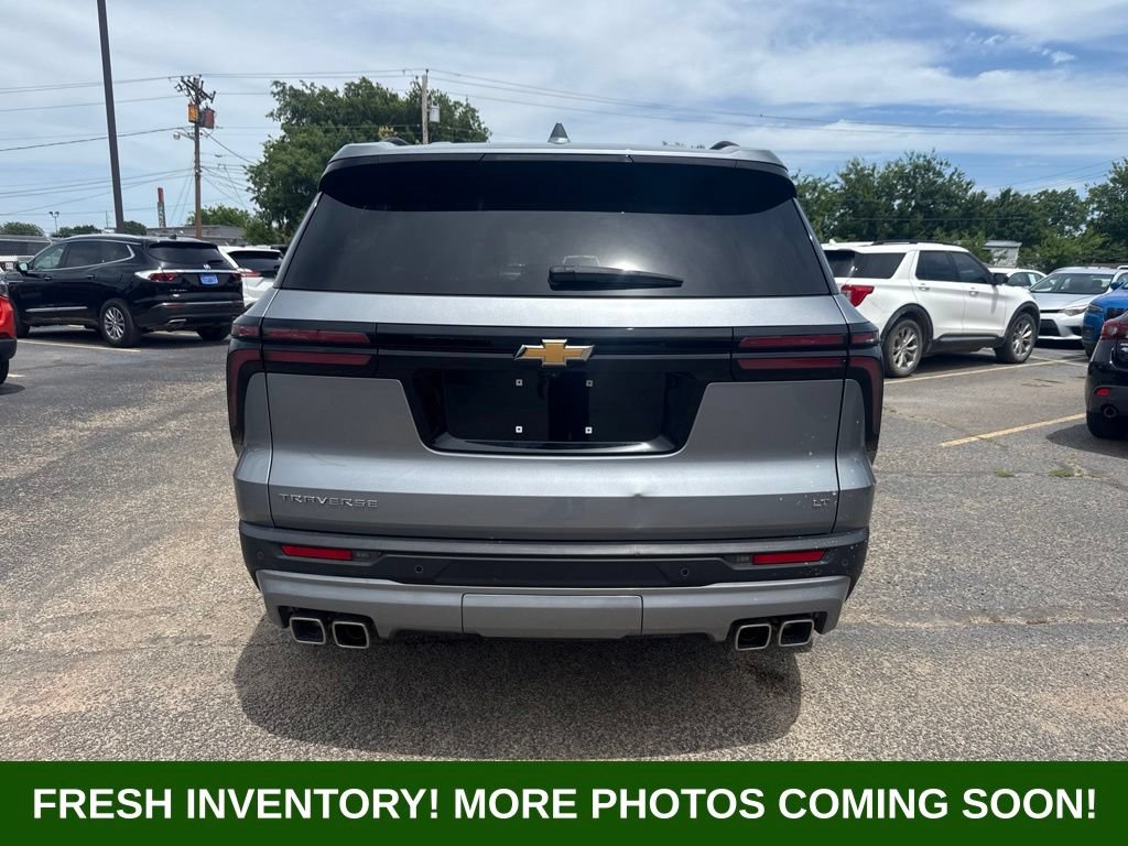 Used 2024 Chevrolet Traverse LT w/ Trailering Package FWD image 3