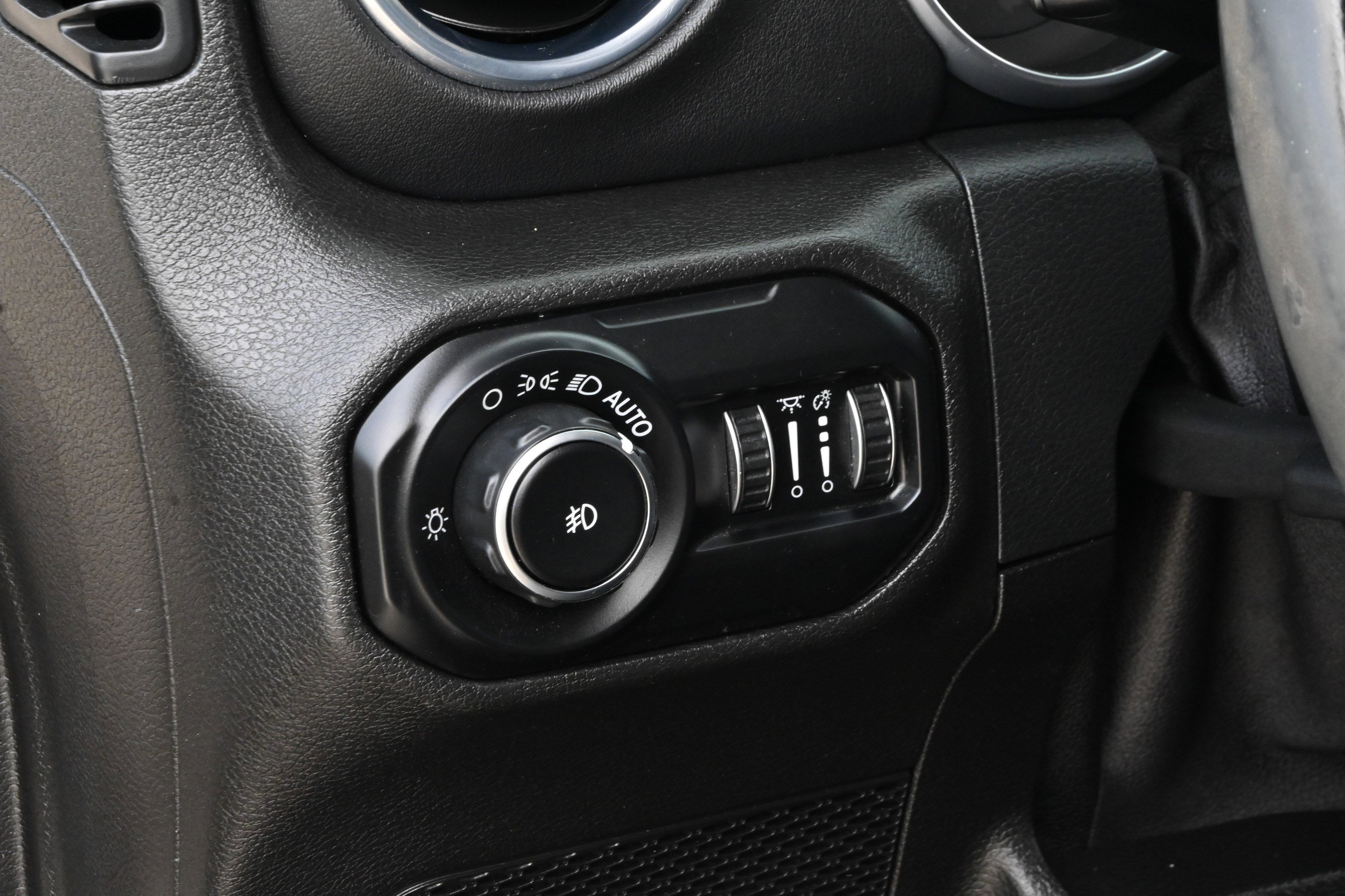 Used 2018 Jeep Wrangler Unlimited Sahara AWD/4WD image 27