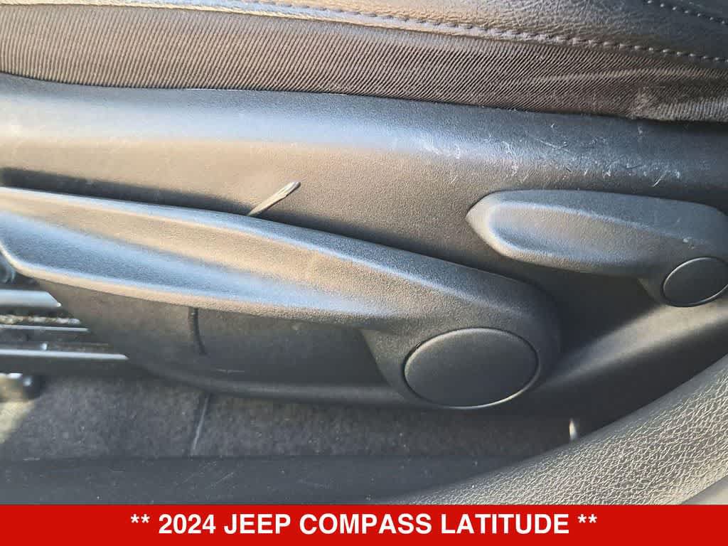 Used 2024 Jeep Compass Latitude AWD/4WD image 17