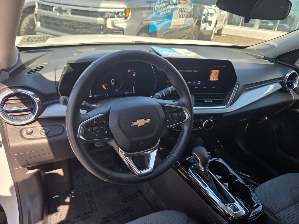 Used 2025 Chevrolet Trax LT w/ LT Convenience Package FWD image 6