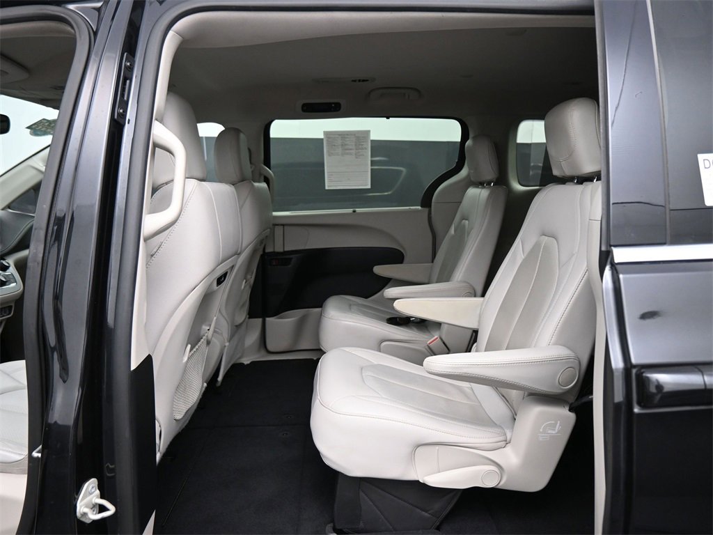 Used 2021 Chrysler Pacifica Touring-L image 18