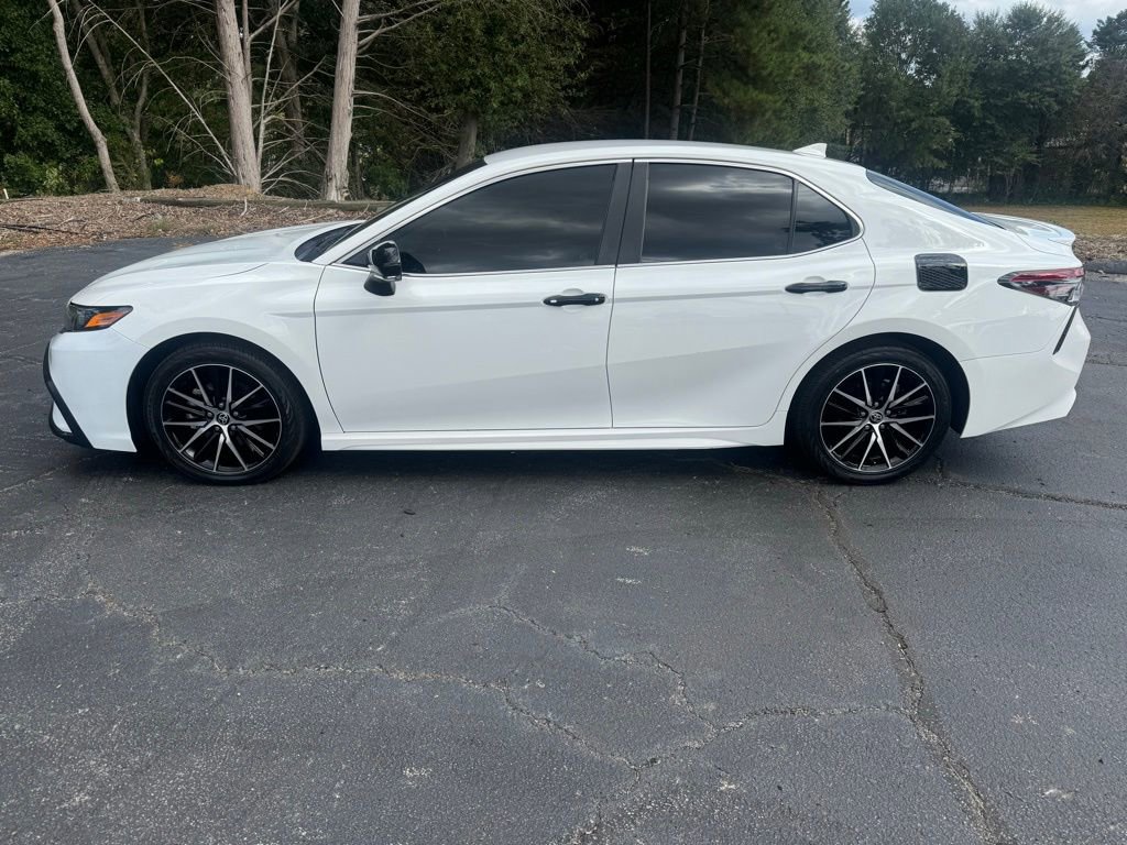 Used 2023 Toyota Camry SE image 2