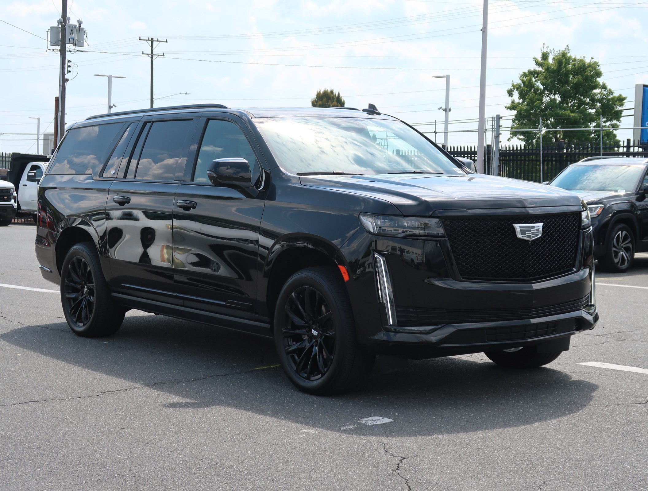 Used 2023 Cadillac Escalade ESV Sport w/ LPO, ONYX Package AWD/4WD image 2