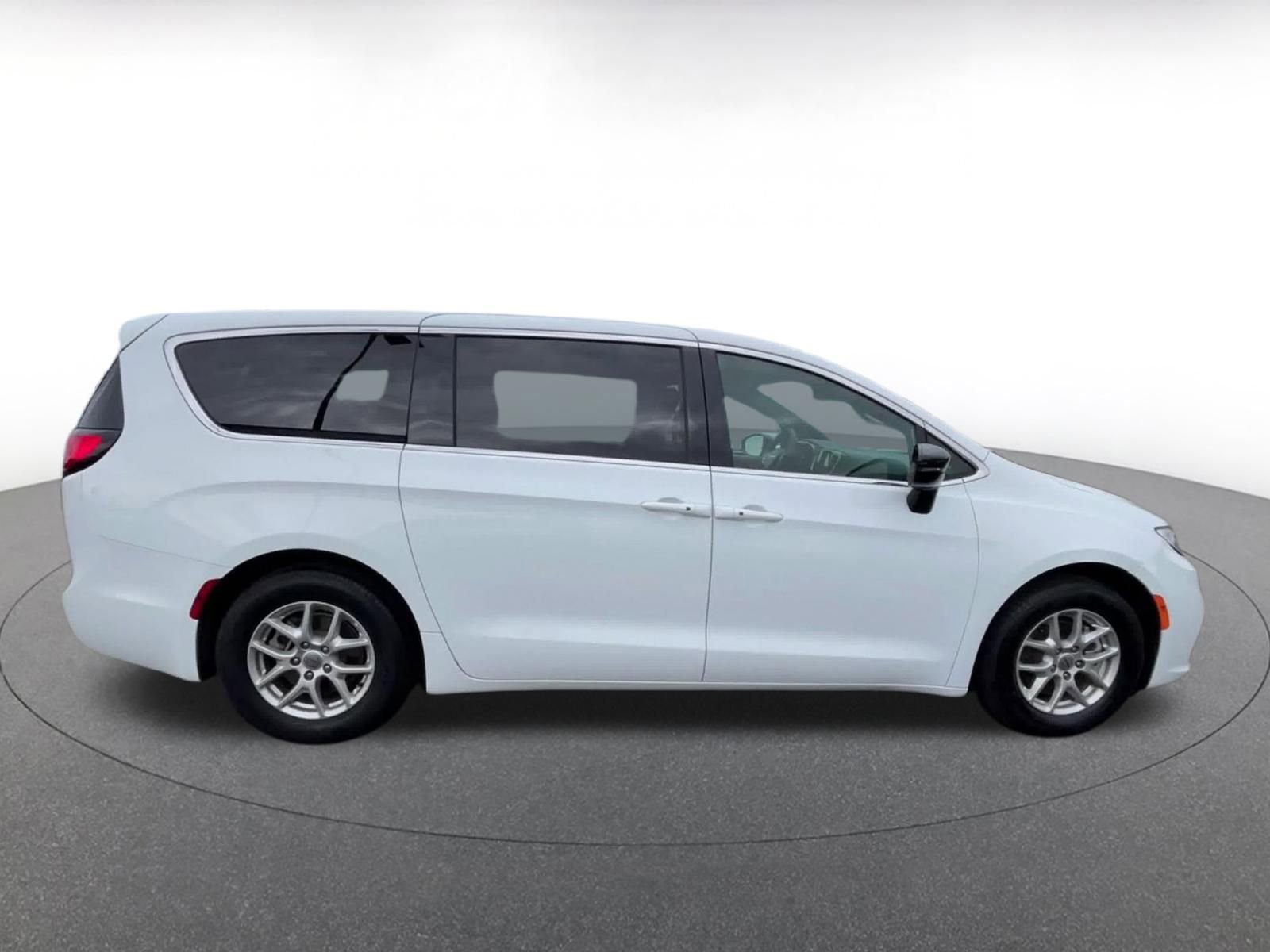 Used 2025 Chrysler Pacifica Select image 16