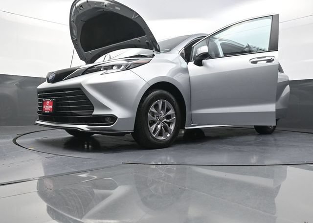 Used 2025 Toyota Sienna XLE FWD image 40