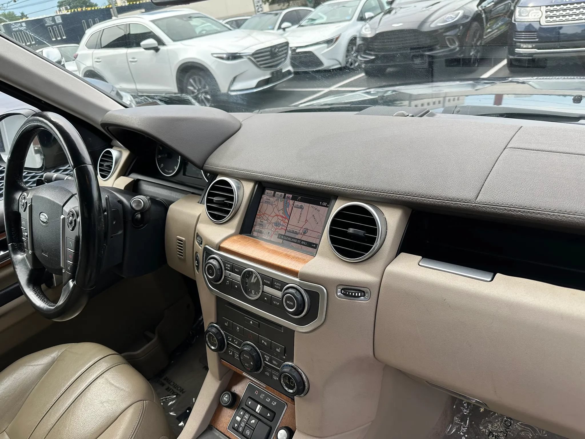 Used 2016 Land Rover LR4 HSE Silver Edition AWD/4WD image 17