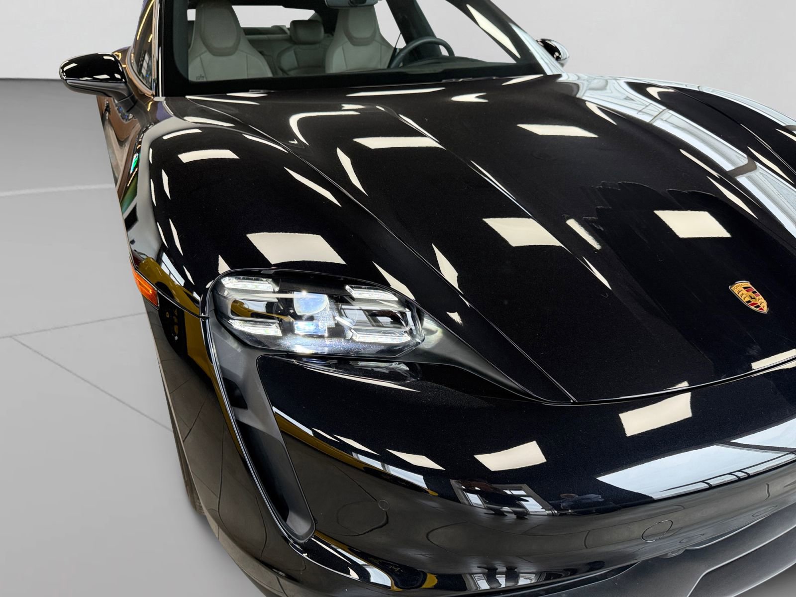 Used 2022 Porsche Taycan image 9