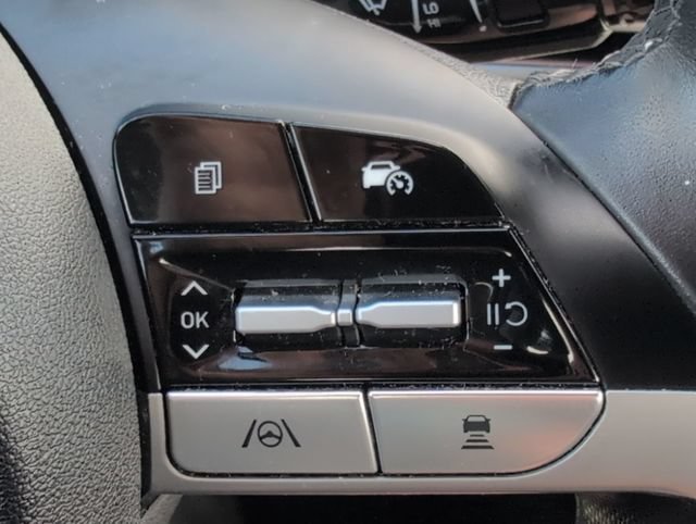 Used 2025 Hyundai Elantra SEL FWD image 23