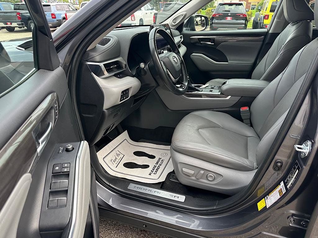 Certified 2023 Toyota Highlander Limited FWD image 13
