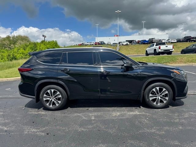 Used 2021 Toyota Highlander XLE AWD/4WD image 2