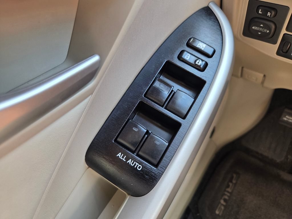 Used 2014 Toyota Prius Five FWD image 21