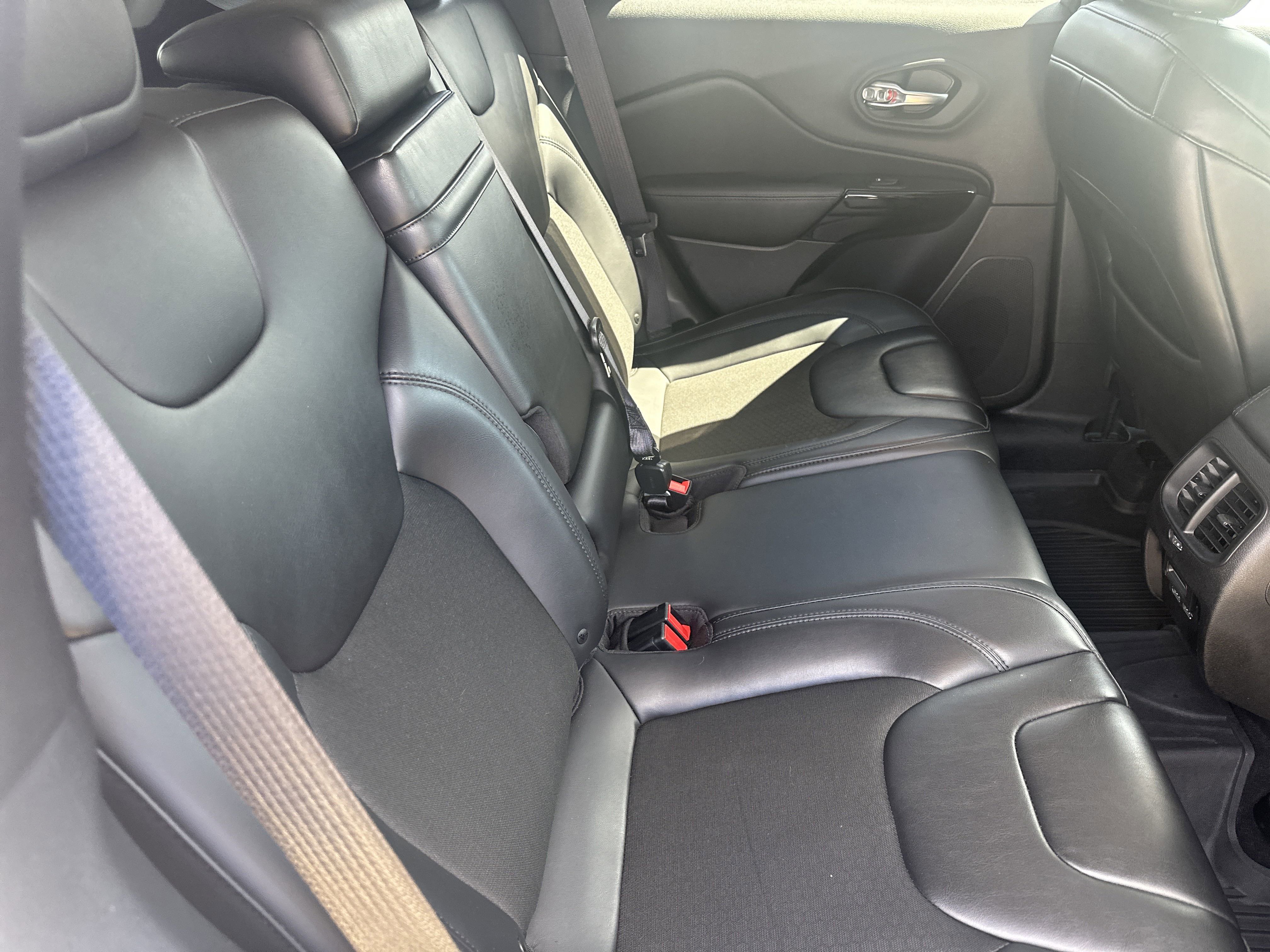 Used 2019 Jeep Cherokee Latitude Plus image 25