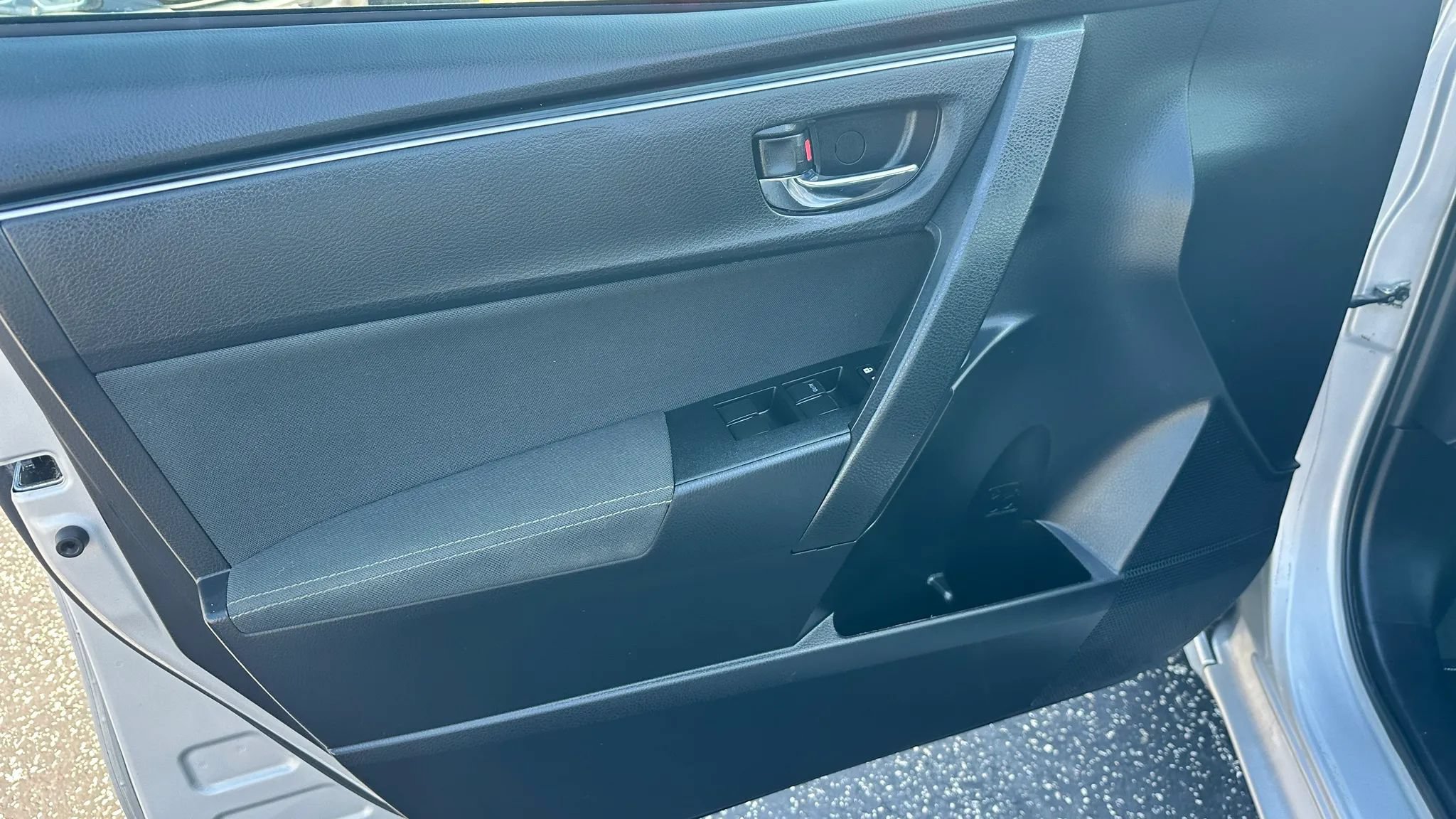 Used 2017 Toyota Corolla LE w/ Carpet Mat Package (TMS) FWD image 11