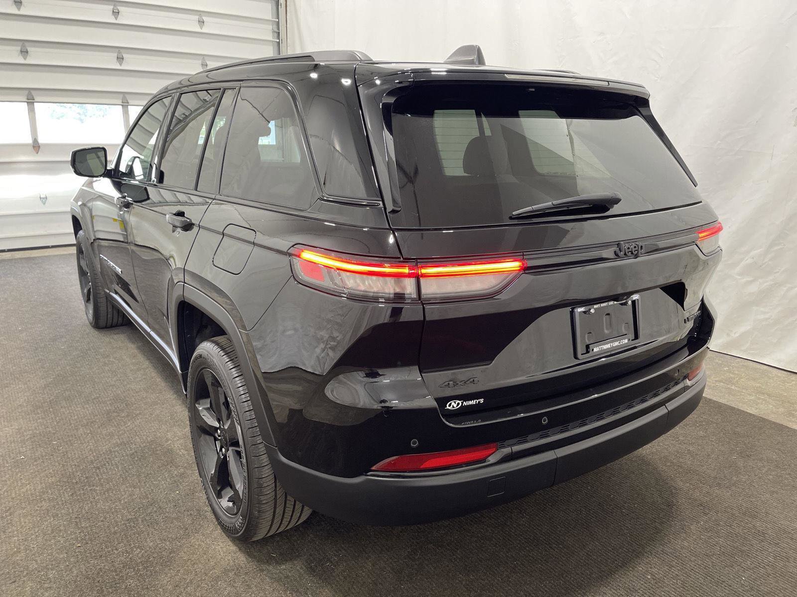 Used 2023 Jeep Grand Cherokee Limited w/ Black Appearance Package image 15