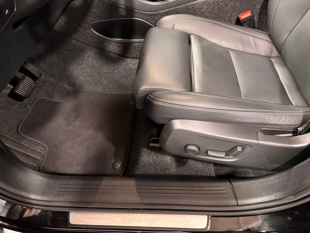 Certified 2025 Volvo XC40 B5 Plus image 14