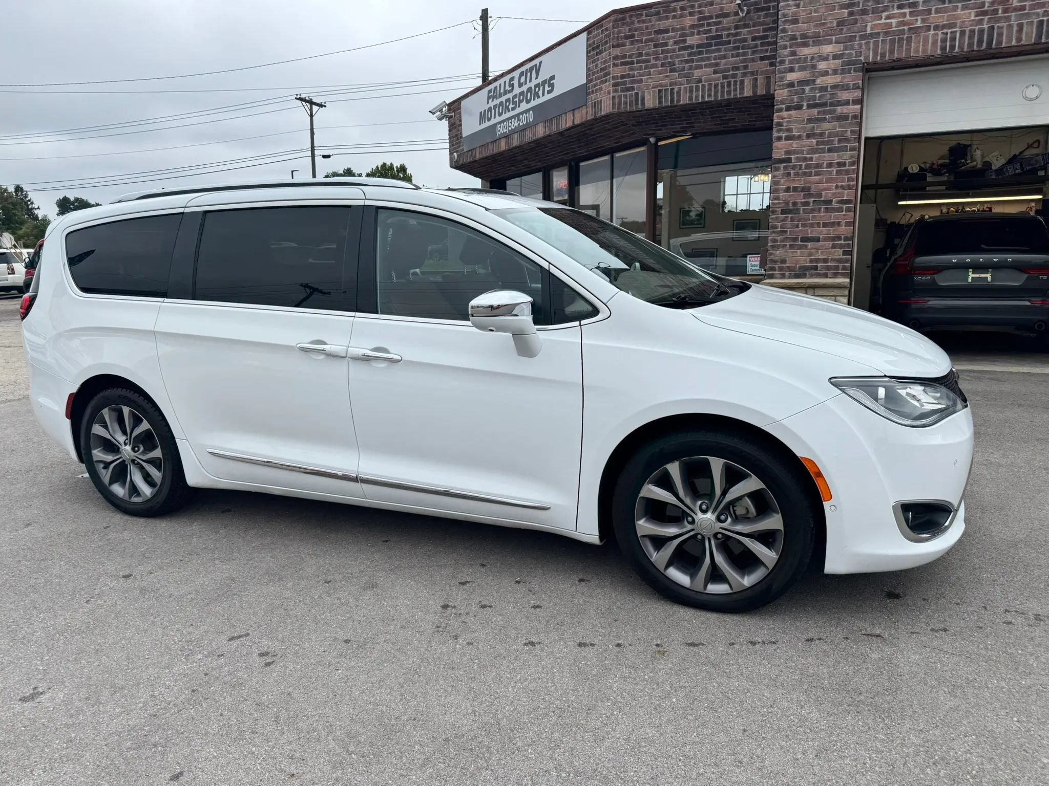 Used 2018 Chrysler Pacifica Limited w/ Tire & Wheel Group FWD image 18
