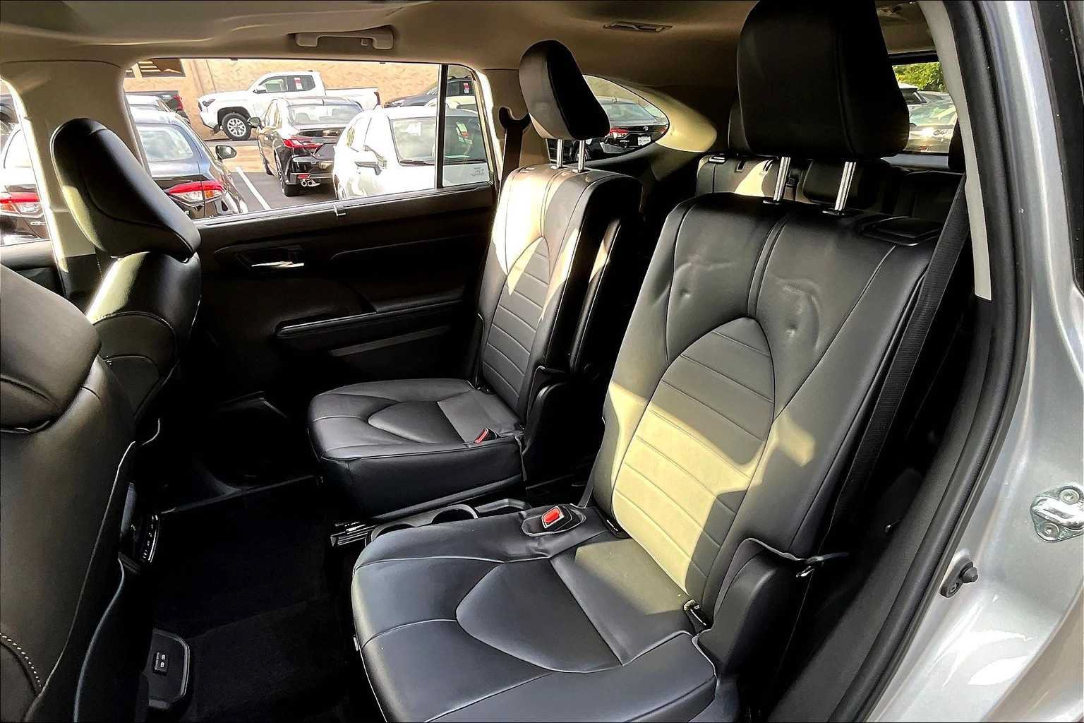 Used 2023 Toyota Highlander XLE AWD/4WD image 20