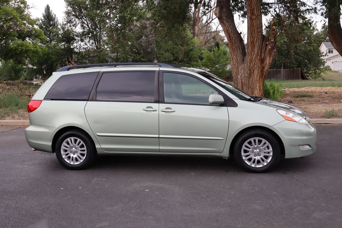 Used 2009 Toyota Sienna XLE FWD image 3