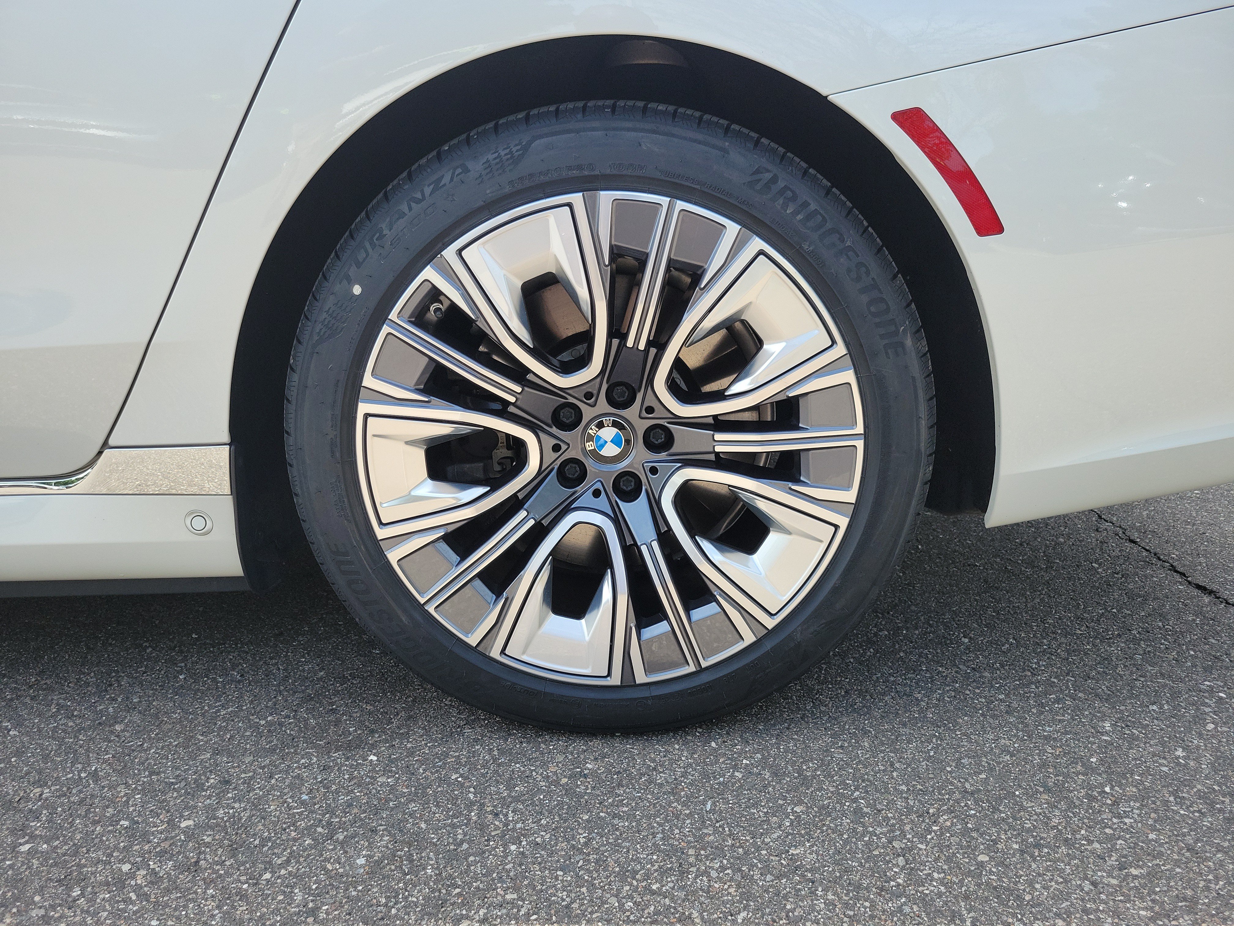 Certified 2024 BMW i7 xDrive60 w/ Executive Package AWD/4WD image 22