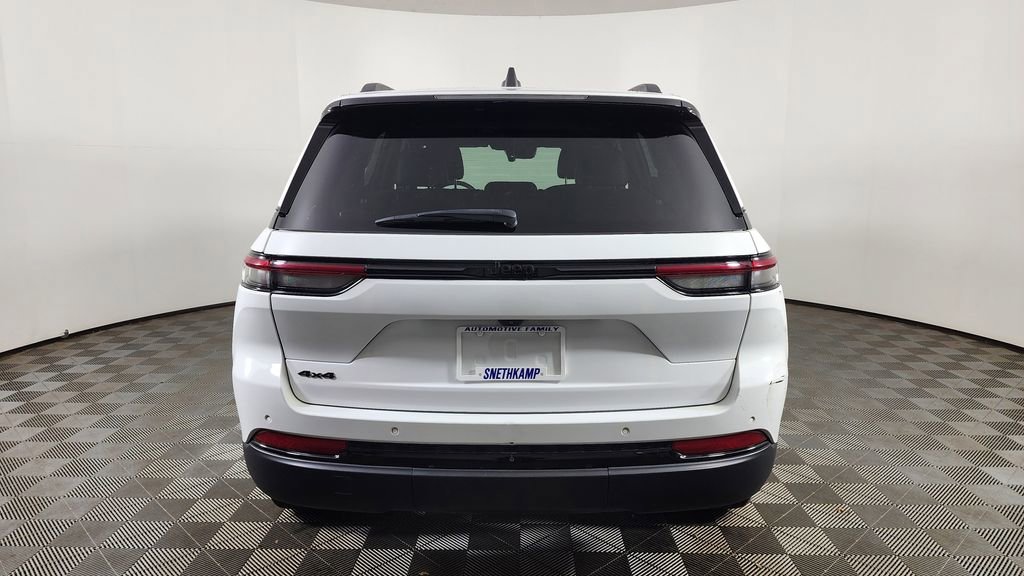 Used 2023 Jeep Grand Cherokee Altitude image 8