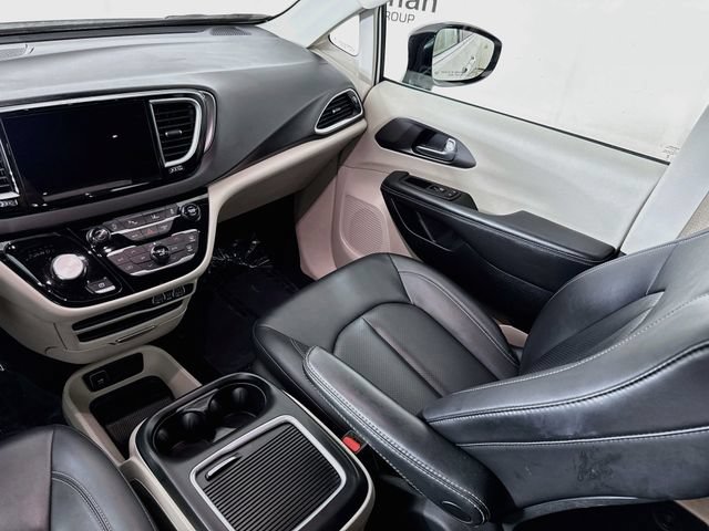 Used 2024 Chrysler Pacifica Touring-L FWD image 22