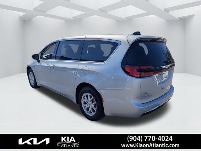 Used 2024 Chrysler Pacifica Touring-L image 5