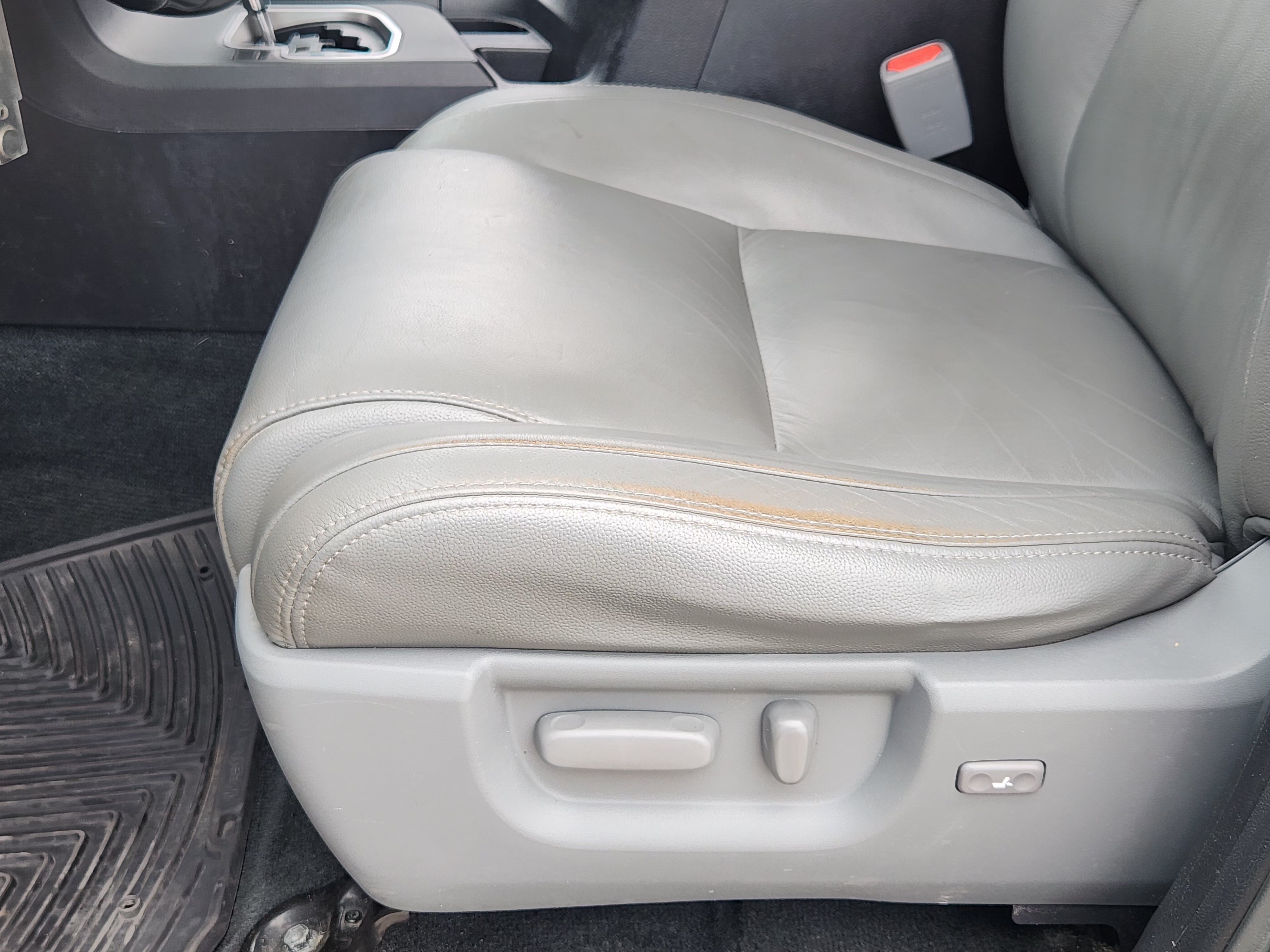 Used 2018 Toyota Sequoia SR5 RWD image 23