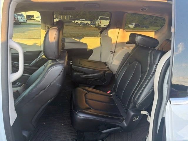 Used 2023 Chrysler Pacifica Touring-L FWD image 11