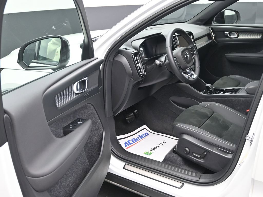 Used 2023 Volvo XC40 B5 Plus w/ Climate Package image 9